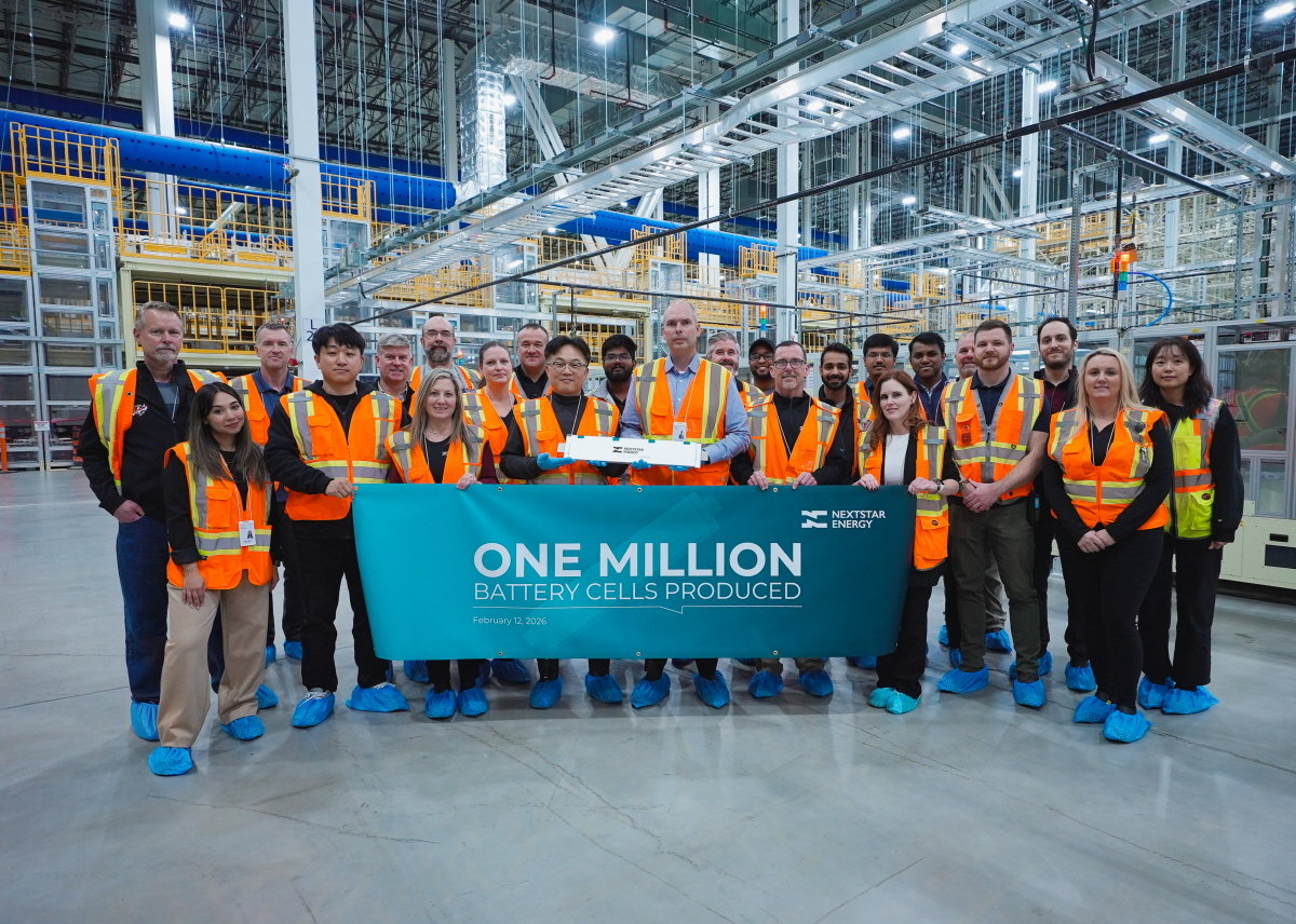 LG에너지솔루션 캐나다 생산법인 ‘넥스트스타 에너지’ 관계자들이 백만 셀 생산을 달성 기념촬영하고 있다