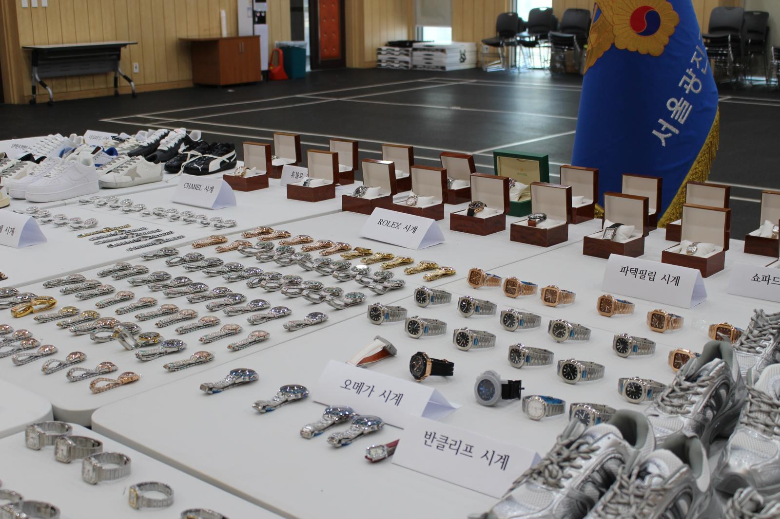 경찰이 압수한 가짜 명품 시계, 운동화.(서울 광진경찰서 제공)