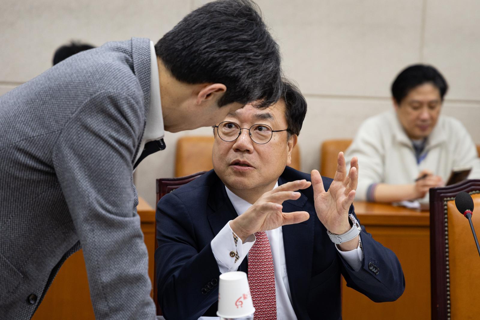 국회 행정안전위원회 더불어민주당 윤건영(왼쪽), 국민의힘 서범수 간사가 12일 서울 여의도 국회에서 열린 제432회 국회(임시회) 행정안전위원회 제3차 전체회의에서 대화하고 있다. ⓒ 뉴스1