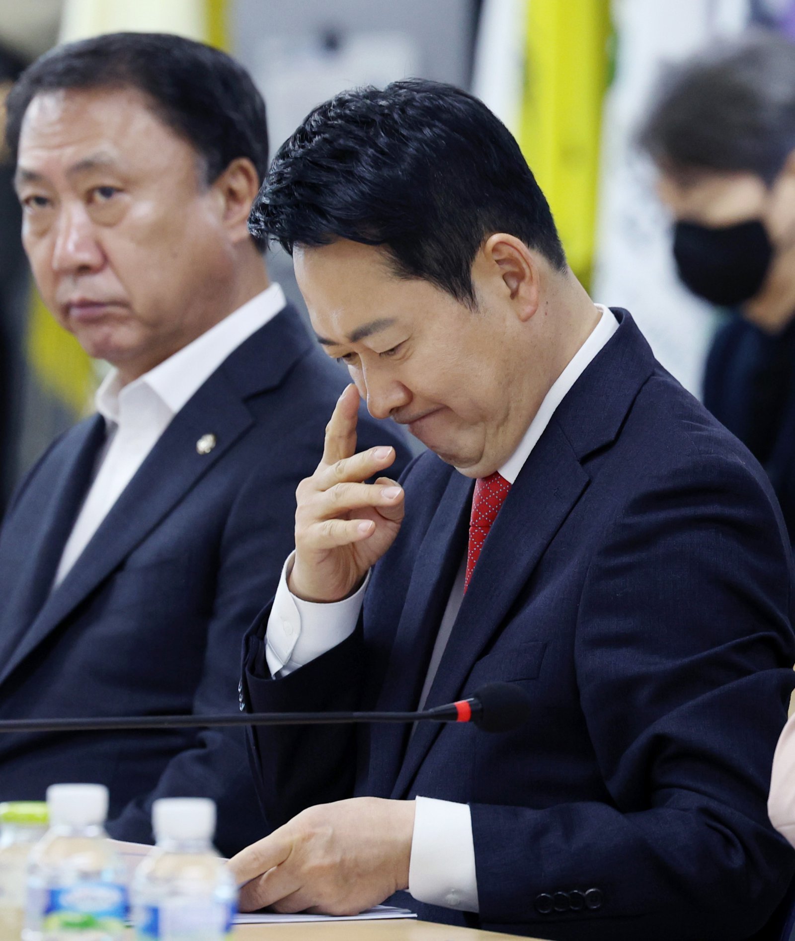 장동혁 국민의힘 대표가 12일 서울 영등포구 한국노총에서 열린 국민의힘-한국노총 정책간담회에서 장내 정리를 기다리고 있다. 2026.02.12 뉴시스