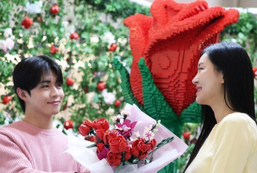 6일 오전 서울 송파구 롯데월드몰에 오픈한 밸런타인데이 맞이 ‘레고 보태니컬’ 팝업스토어에서 모델이 레고로 만든 장미 꽃다발을 들고 포즈를 취하고 있다. 뉴스1