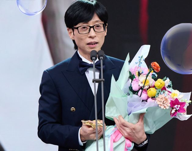 방송인 유재석이 지난해 12월 29일 진행된 MBC 방송연예대상 시상식에서 레고 꽃다발을 들고 수상 소감을 밝히고 있다. MBC