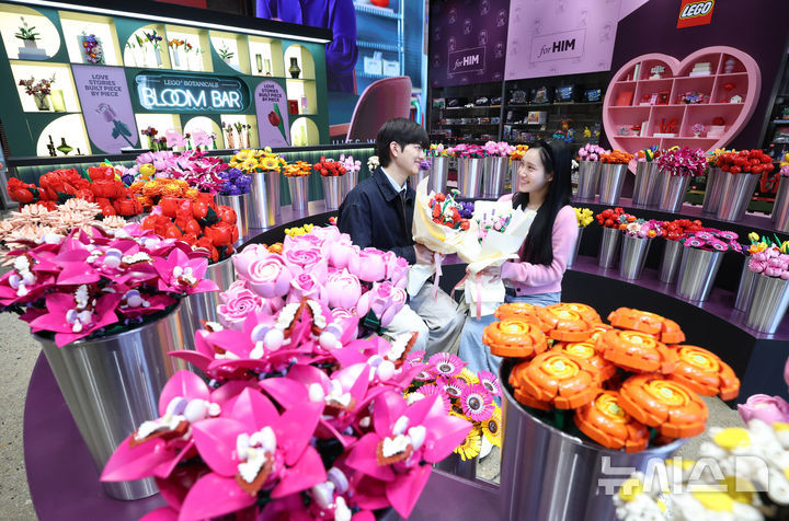 5일 서울 성동구 무신사 스토어 성수에서 열린 ‘레고 발렌타인 팝업스토어’에서 모델들이 레고 꽃다발을 들고 포즈를 취하고 있다. 뉴시스