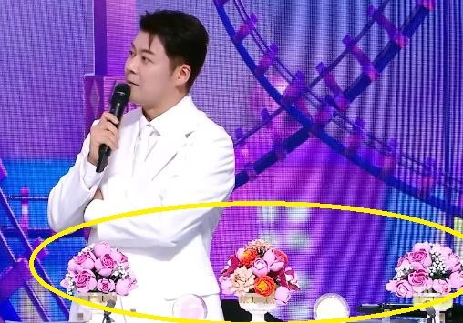 지난해 12월 29일 서울 상암동 MBC 미디어센터 공개홀에서 진행된 ‘2025 MBC 방송연예대상’ 시상식에서 수상자 전원에게 레고 꽃다발이 전달됐다. 진행석, 참석자 테이블 등도 레고의 식물 테마인 ‘보태니컬 시리즈’로 장식됐다. MBC