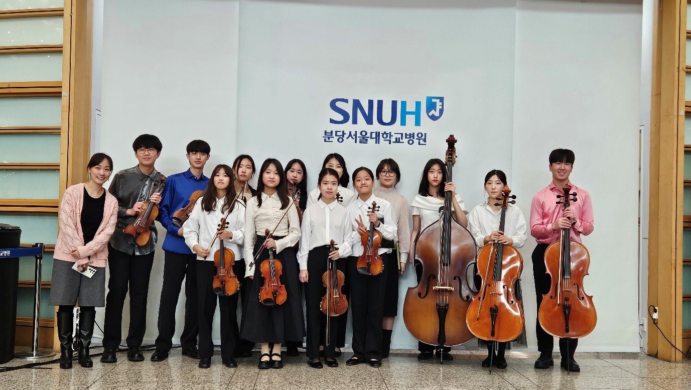 븐당서울대학교병원 연주를 마친 더 스트링즈 서울 단원들