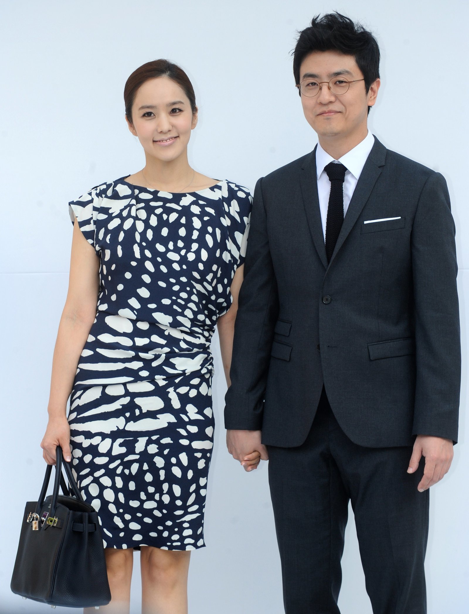 정준하가 10살 연하의 재일교포 승무원과 4년 열애 끝에 결혼식을 올린다. 20일 오후 서울 중구 장충동 신라호텔 영빈관에서 박지윤-최동석이 포즈를 취하고 있다. 뉴시스