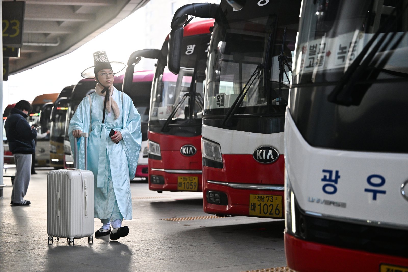 설 연휴를 하루 앞둔 13일 오전 광주 서구 유·스퀘어종합버스터미널에서 한복을 차려입은 한 시민이 귀성길 버스를 기다리고 있다. 2026.02.13 뉴시스
