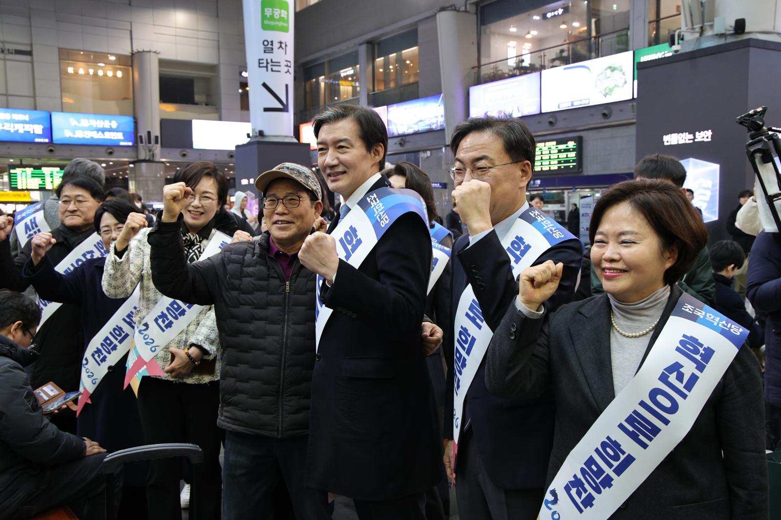 조국 조국혁신당 대표는 13일 서울 용산역을 방문해 귀성길에 오른 시민들과 사진을 찍고 있다. 조국혁신당 제공