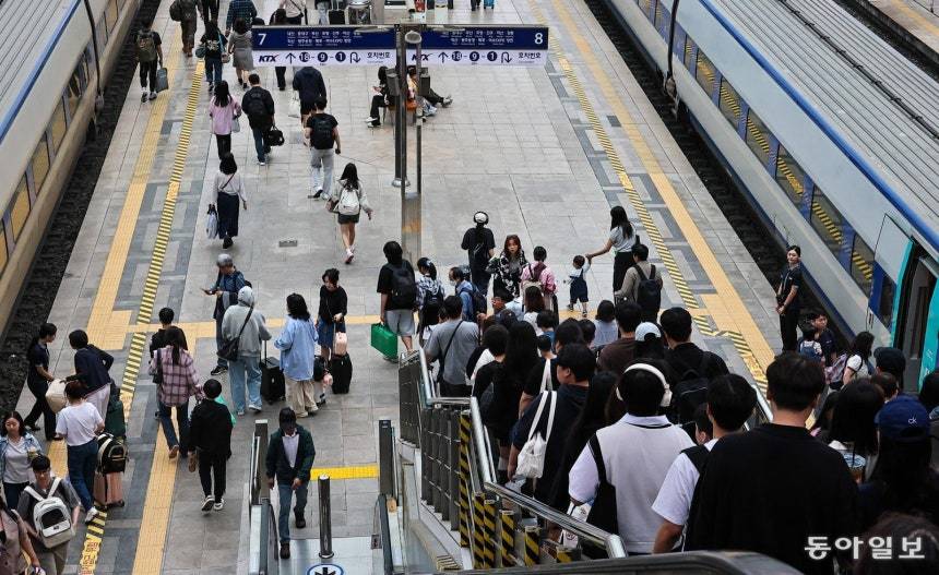 지난해 10월 3일 오전 서울역에서 시민들이 열차를 이용해 귀성길에 오르고 있다. 동아일보DB