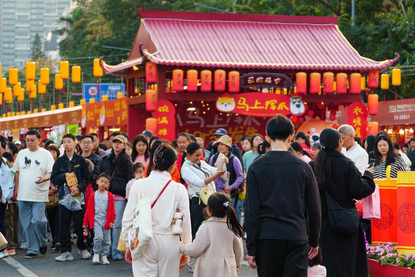 등롱 장식이 걸린 전통 장터 행사장에 시민들이 몰려 북적이고있다. CMG 제공