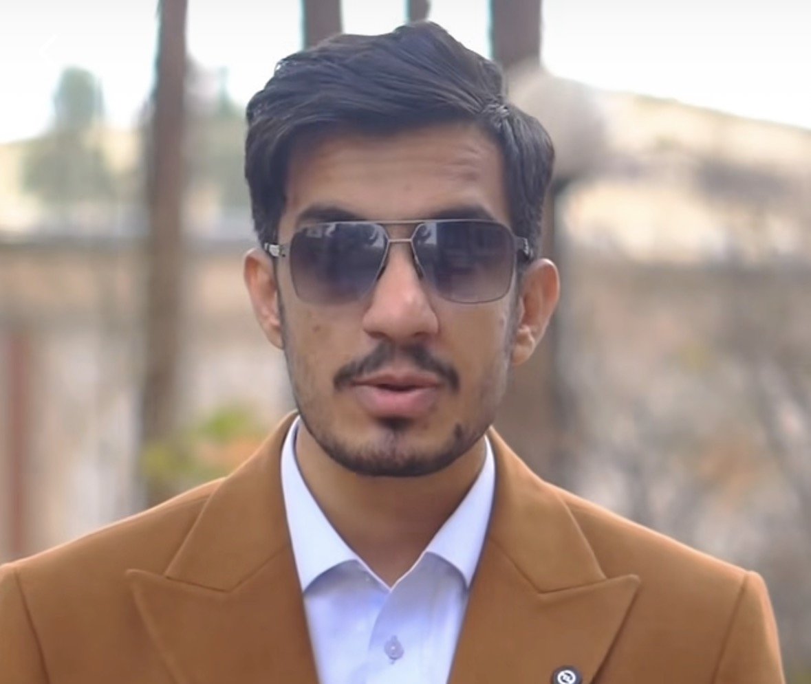 이란 하문 지역 방송 기자인 무사브 라술리자드가 생중계에서 “하메네이에게 죽음을”이라고 말한 데 대해 사과했다. 인스타그램 캡처