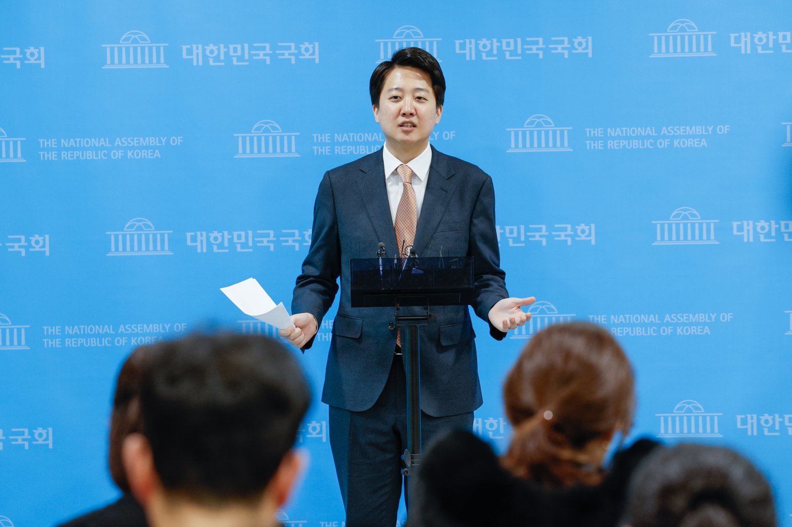 이준석 개혁신당 의원이 24일 오후 서울 여의도 국회 소통관에서 부정선거 논란에 대한 황교안 전 대표, 전한길 강사 등과의 무제한토론을 제안하며 기자회견을 한 뒤 취재진 질문에 답하고 있다. 2025.1.24 뉴스1