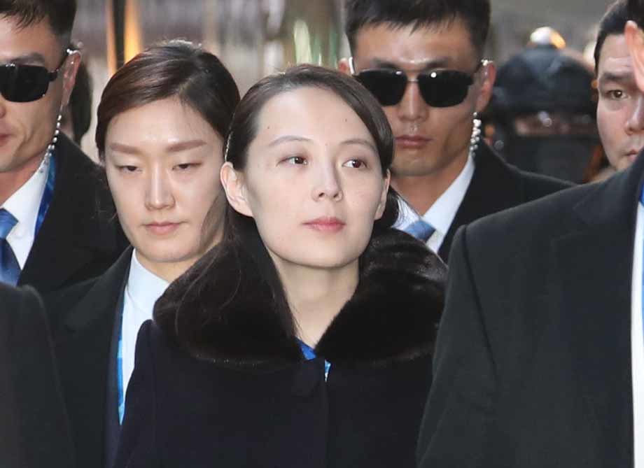 김여정 북한 노동당 중앙위원회 부부장이 2018년 2월 강원도 평창 진부역에 도착해 이동하고 있다. 뉴시스