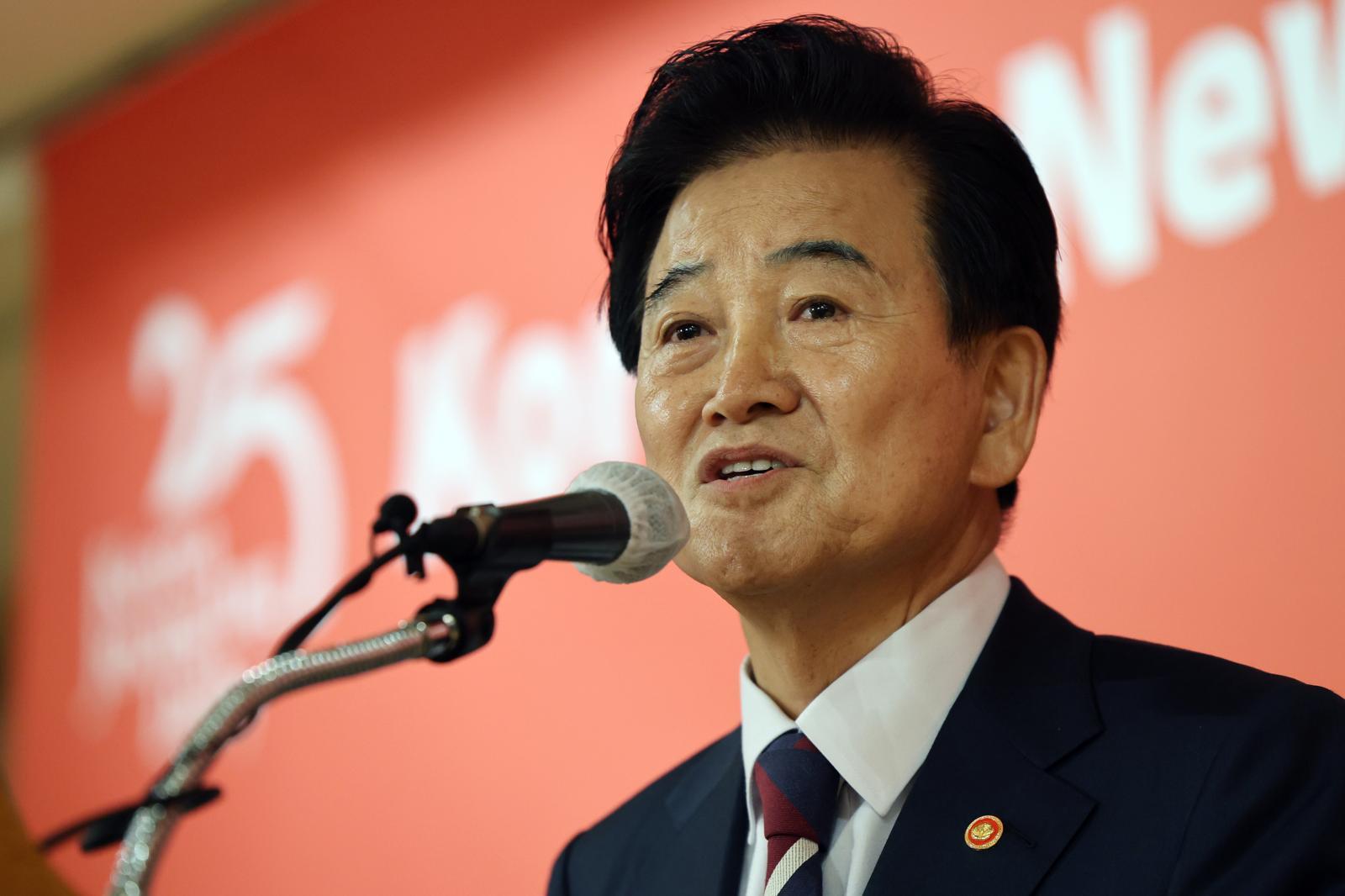 정동영 통일부 장관이 2025년 10월 서울 중구 롯데호텔에서 열린 코리아중앙데일리 창립 25주년 기념식에서 기조강연을 하고 있다. 뉴스1