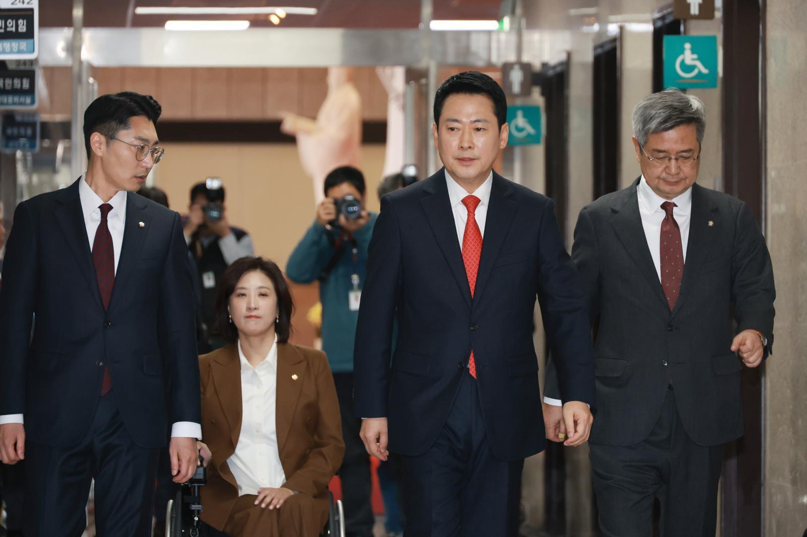 장동혁 국민의힘 대표가 12일 서울 여의도 국회에서 청와대 오찬 불참 기자회견을 하기 위해 원내대표실로 향하고 있다. 뉴시스