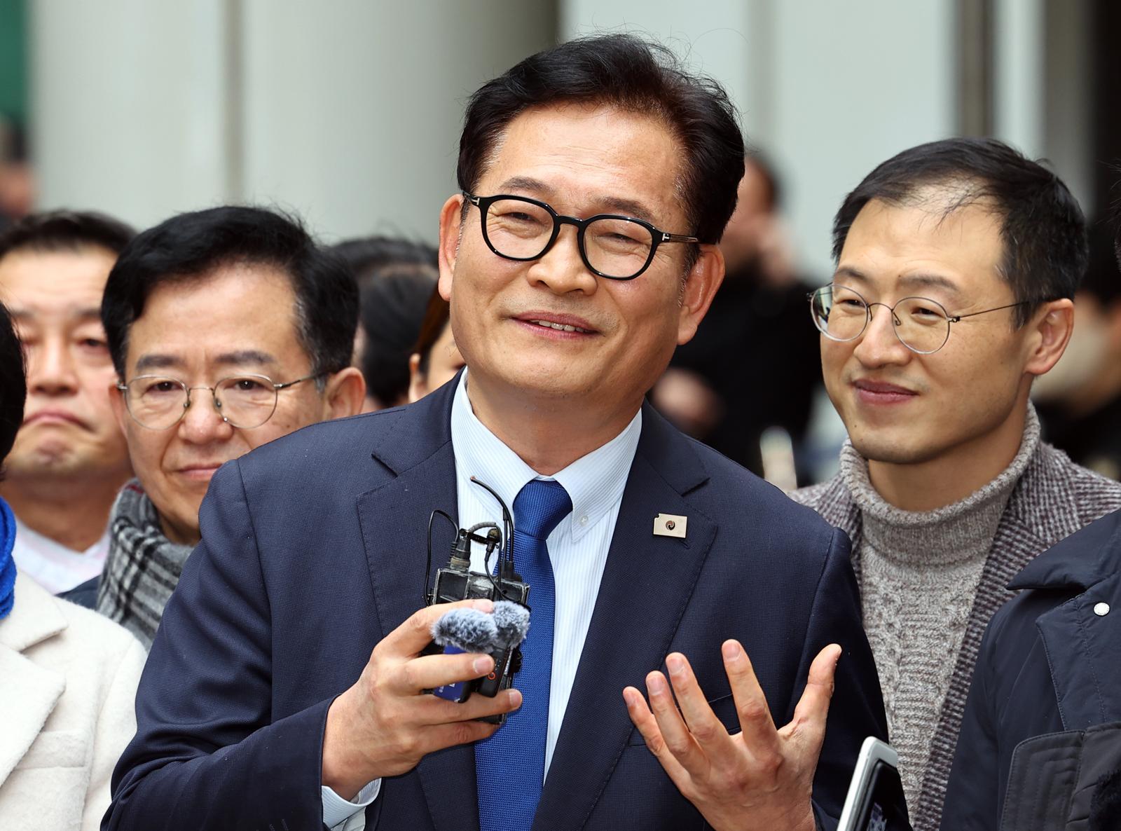 송영길 소나무당 대표가 13일 서울 서초구 서울고등법원에서 열린 ‘더불어민주당 전당대회 돈봉투’ 의혹 관련 2심에서 무죄를 선고 받은 뒤 발언하고 있다. 2심은 1심 판결을 파기하고, 송 대표에게 제기된 혐의 전부에 대해 무죄를 선고했다. 2026.02.13 뉴시스