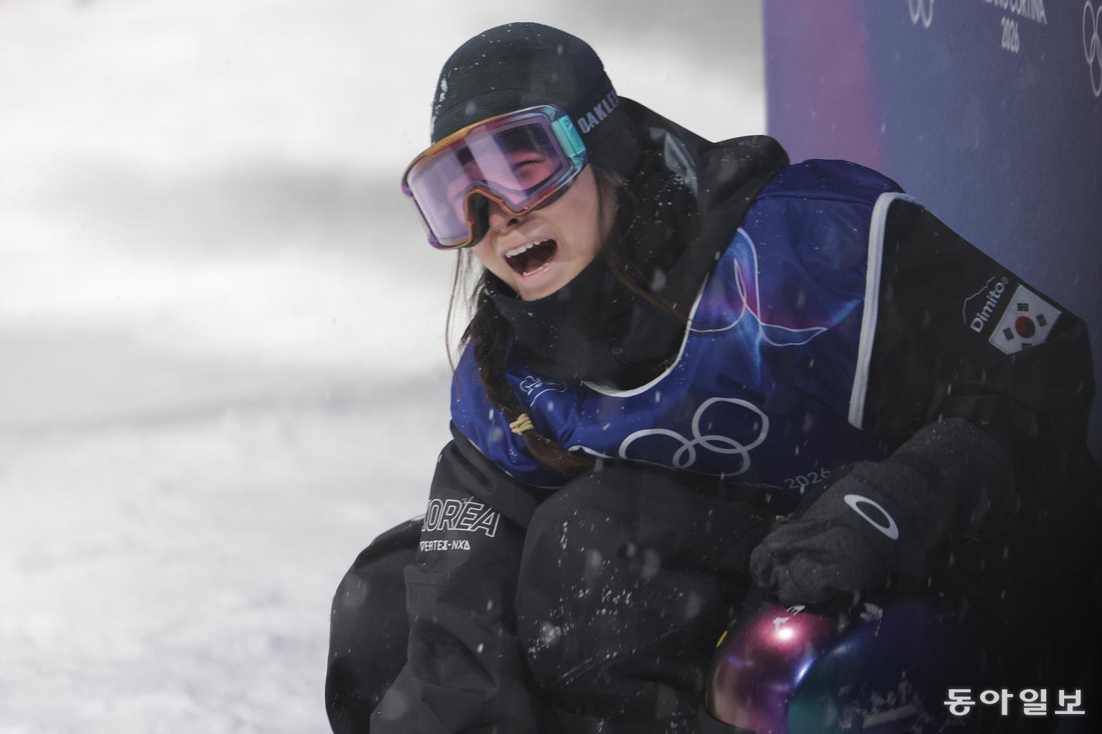 12일 밤(현지 시각) 이탈리아 리비뇨 스노우파크에서 2026 밀라노 코르티나 동계올림픽 스노보드 여자 하프파이프에서 한국 스키 사상 최초로 동계 올림픽 금메달을 획득한 최가온이 금메달을 확정 짓자 기뻐하고 있다. 리비뇨=전영한 기자 scoopjyh@donga.com