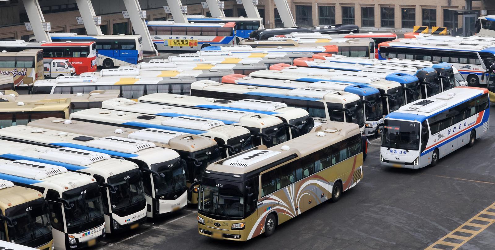 설 연휴를 하루 앞둔 13일 오후 서울 서초구 고속버스터미널에서 귀성버스들이 출발시간을 기다리고 있다. 2026.2.13/뉴스1