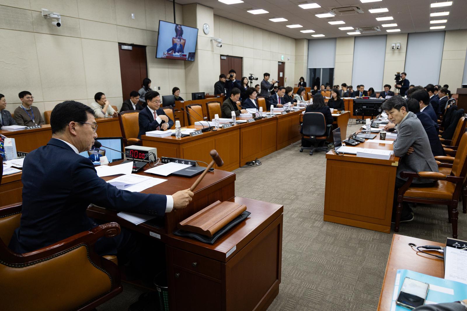 신정훈 국회 행정안전위원장이 12일 서울 여의도 국회에서 열린 제432회 국회(임시회) 행정안전위원회 제3차 전체회의에서 의사봉을 두드리고 있다. 뉴스1