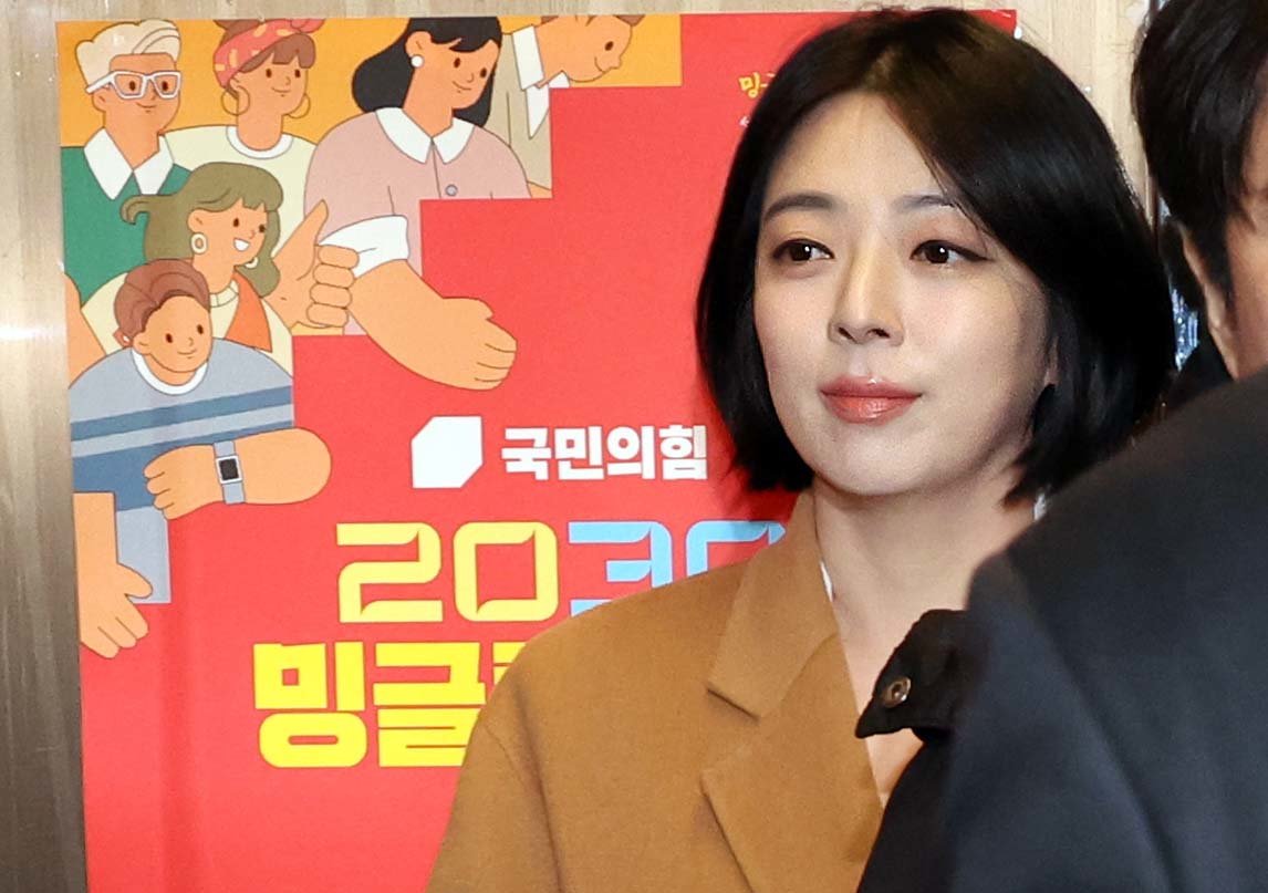 배현진 국민의힘 의원이 11일 오전 서울 여의도 중앙당사에서 열리는 국민의힘 중앙윤리위원회에 출석하기 위해 엘리베이터로 이동하고 있다. 뉴시스