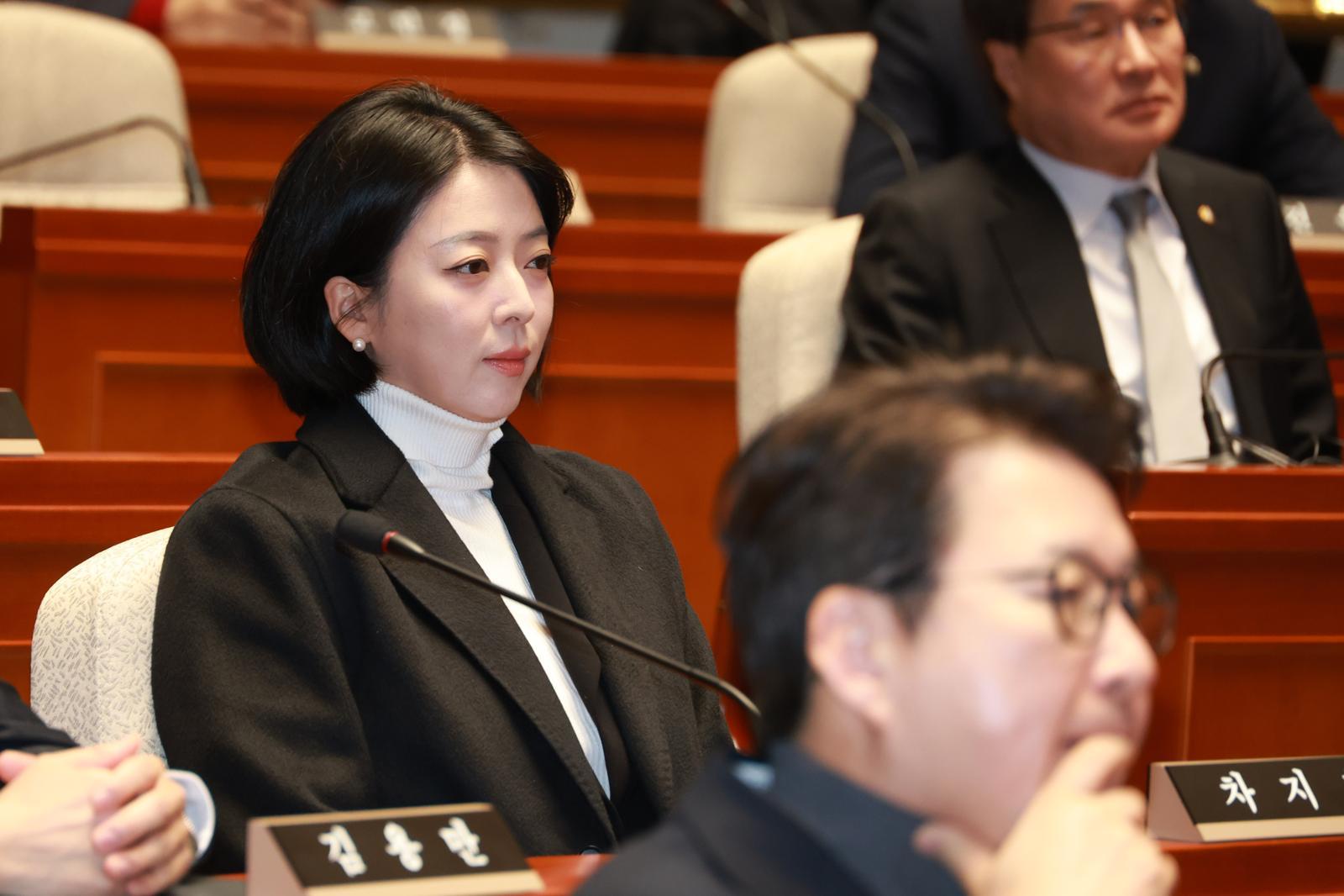 배현진 국민의힘 의원이 12일 서울 여의도 국회에서 열린 의원총회에 참석하고 있다. 뉴시스