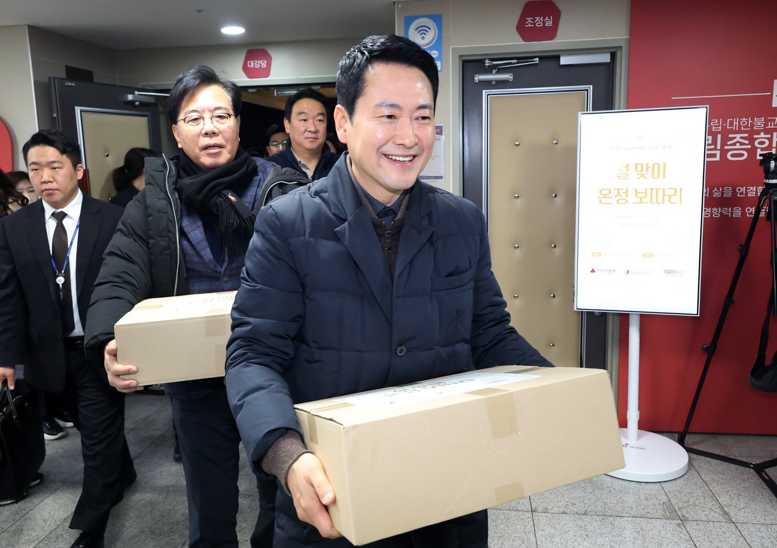 국민의힘 장동혁 대표(맨 앞)와 송언석 원내대표(장 대표 바로 뒤)가 13일 오전 서울 중구 중림종합사회복지관에서 설맞이 봉사활동을 하기 위해 이동하고 있다. 뉴시스