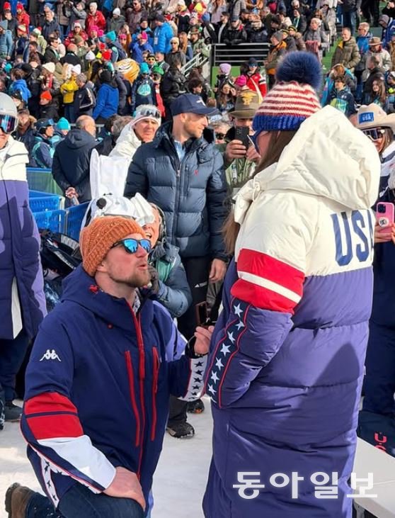 미국의 알파인 스키 선수 브리지 존슨(오른쪽)의 연인 코너 왓킨슨(왼쪽)이 12일 슈퍼대회전에서 실격 후 결승선으로 돌아온 존슨에게 무릎을 꿇고 청혼하고 있다. 사진 출처 브리지 존슨 인스타그램