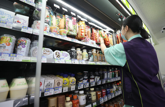 서울 시내의 한 편의점에서 아르바이트생이 물건을 정리하고 있다. 뉴스1