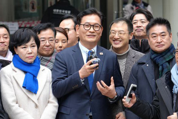 송영길 소나무당 대표가 13일 서울 서초구 고등법원에서 더불어민주당 전당대회 돈봉투 의혹 사건과 관련, 특정범죄가중처벌법상 뇌물 혐의 항소심 무죄를 선고받은 뒤 소감을 말하고 있다.   송 대표는 “소나무당을 해산하고 민주당으로 복당하겠다”고 알렸다. 소나무당 제공