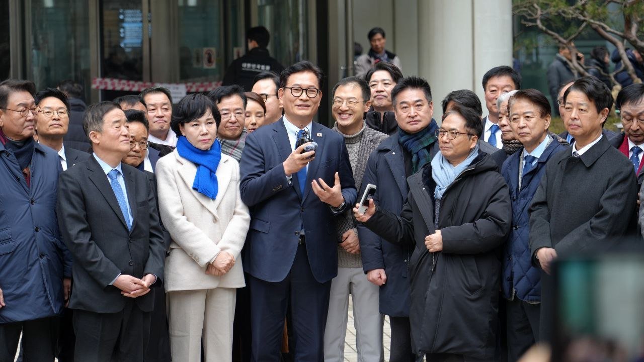 송영길 소나무당 대표가 13일 서울 서초구 고등법원에서 더불어민주당 전당대회 돈봉투 의혹 사건과 관련, 특정범죄가중처벌법상 뇌물 혐의 항소심 무죄를 선고받은 뒤 소감을 말하고 있다.   송 대표는 “소나무당을 해산하고 민주당으로 복당하겠다”고 알렸다. 소나무당 제공