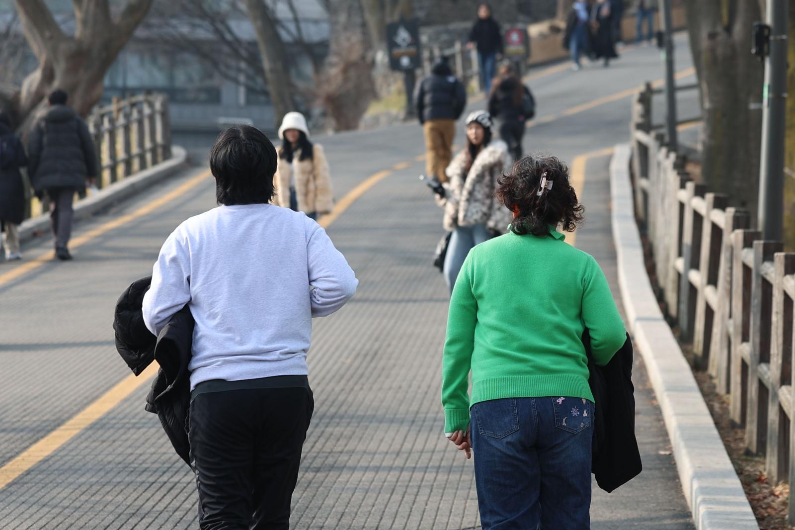 12일 서울 용산구 남산공원에서 시민들이 두꺼운 외투를 손에 걸치고 있다. 2026.02.12. 뉴시스