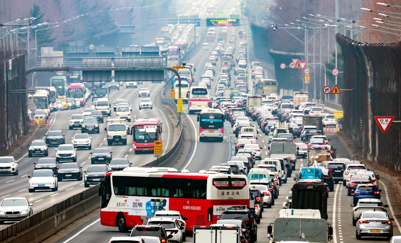 설 연휴를 하루 앞둔 13일 서울 서초구 잠원IC 인근 경부고속도로 하행선이 정체를 빚고 있다. 한국도로공사에 따르면 이날 전국에서 554만 대가 고속도로를 이용하며 수도권에서 지방으로 47만 대, 지방에서 수도권으로 44만 대가 이동할 것이라 밝혔다. 2026.2.13/뉴스1