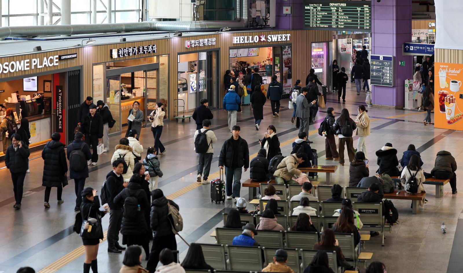 설 연휴를 하루 앞둔 13일 대구 동구 동대구역 대합실에서 귀성객들이 열차를 기다리고 있다. 2026.02.13. [대구=뉴시스]