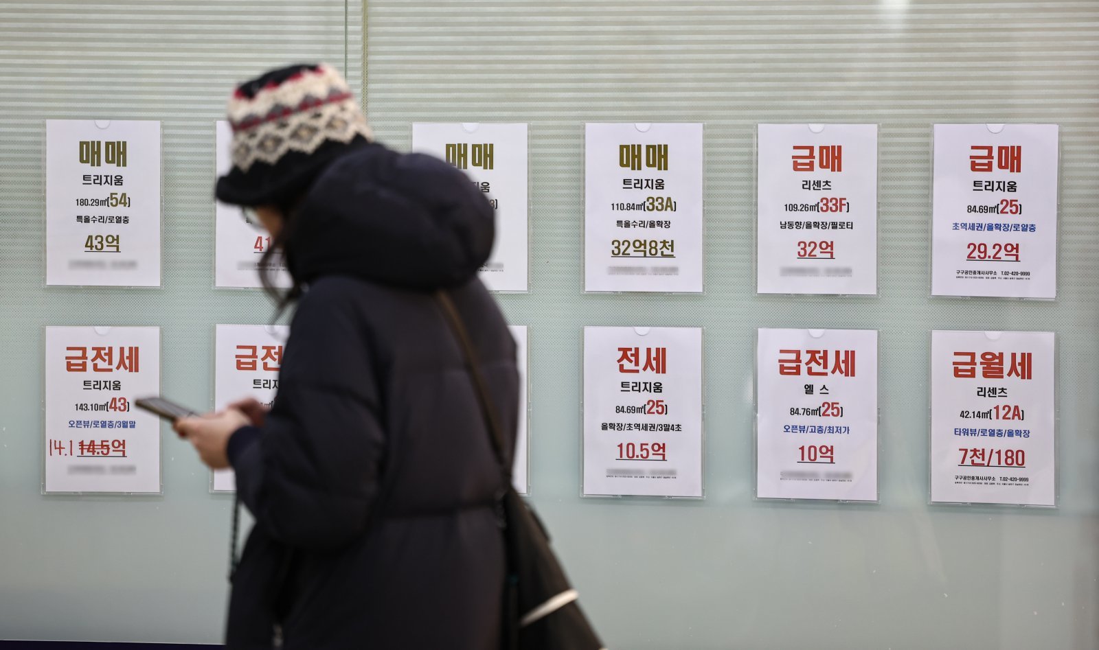 최근 강남3구를 포함해 서울 동남권 아파트 매물이 증가하며, 매매수급지수가 21주 만에 최저치를 기록했다.  8일 한국부동산원에 따르면 2월 첫째 주 서울 동남권(서초·강남·송파·강동) 매매수급동향지수는 지난해 9월 첫째 주 이후 5개월 만에 최저치인 101.9를 기록했다.  ‘매매수급지수’는 수요와 공급 비중을 점수화한 수치로, 기준선인 100보다 낮을수록 매수자의 수요보다 매도자의 공급이 많다는 것을 의미한다.  사진은 이날 서울 강남구의 한 부동산 중개업소에 게시된 매물정보. 2026.2.8/뉴스1