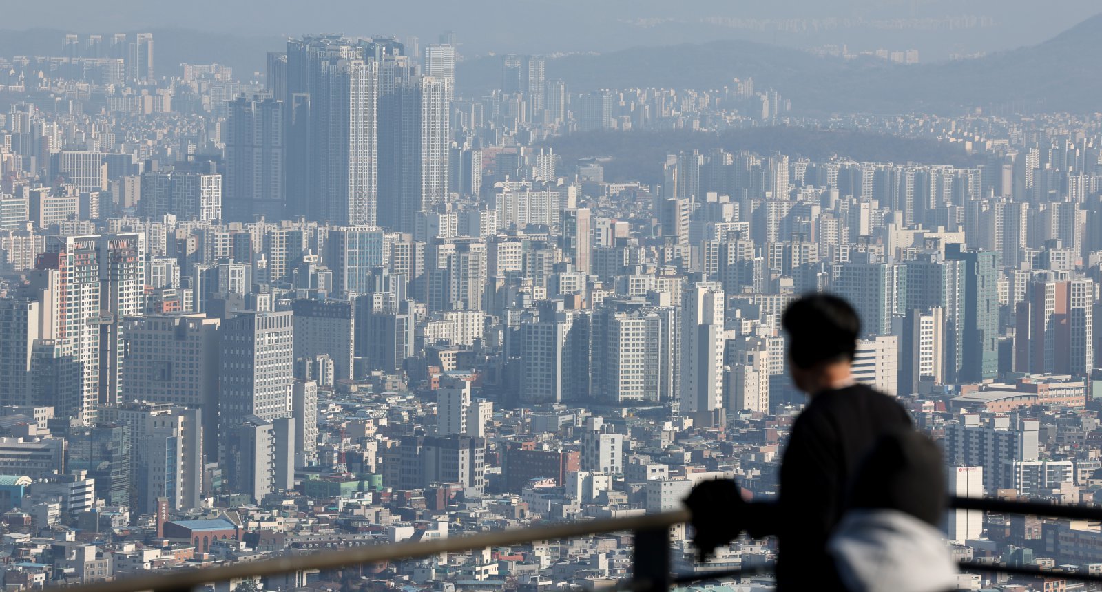 한국부동산원과 분양 업계 등에 따르면 지난해 12월 29일 기준 서울 아파트 평균 매매가격은 전 주 대비 0.21% 올라 47주 연속 상승했다. 정부의 10·15 대책 발표 기준으로 11주 연속 상승세를 이어갔다. 지난해 누계로는 8.71% 뛰어 2013년 한국부동산원이 통계를 집계한 이래 역대 가장 높았다.    5일 서울 중구 남산에서 서울시내 아파트가 보이고 있다. 2025.01.05. [서울=뉴시스]