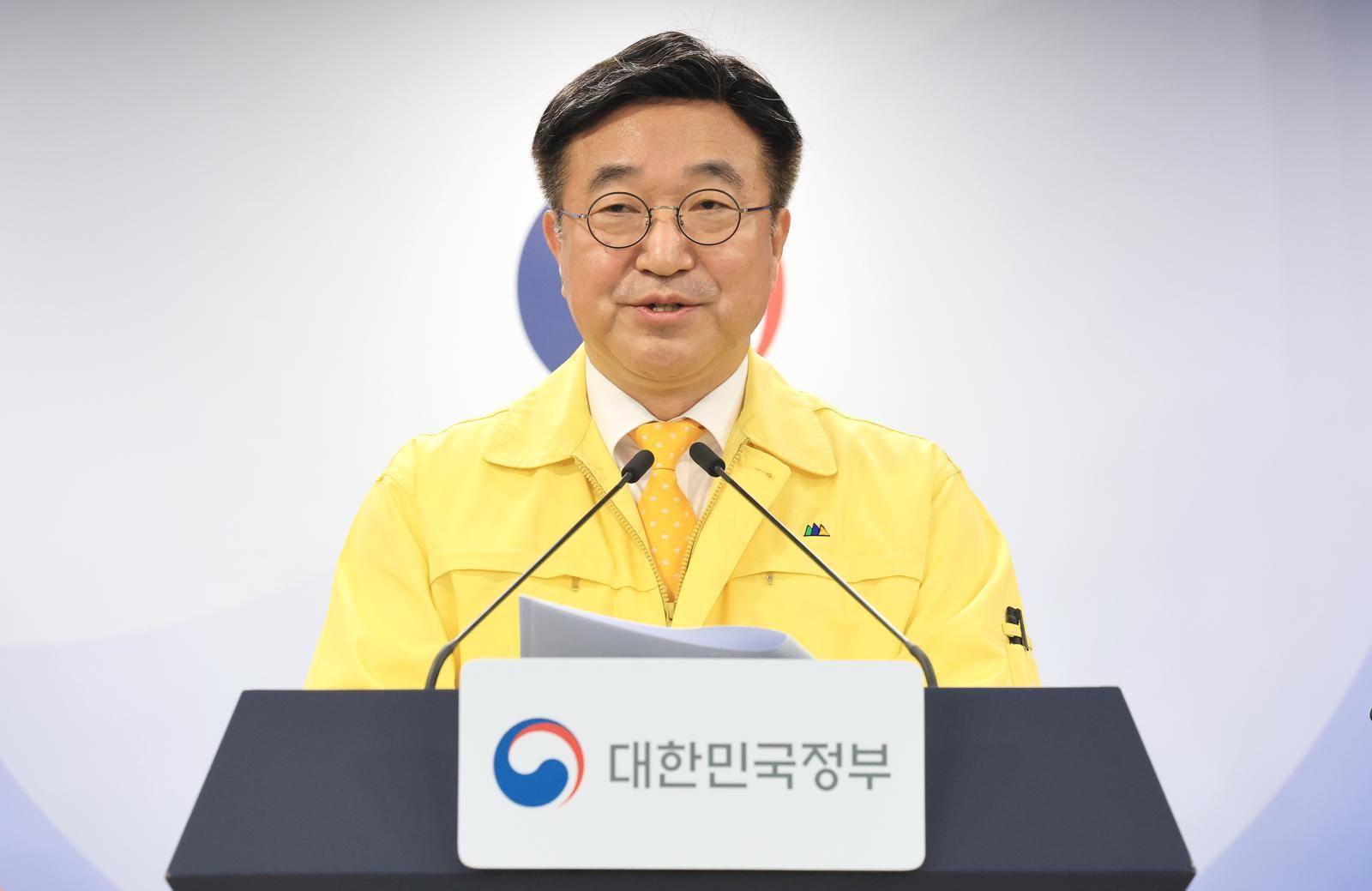 윤호중 행정안전부 장관이 13일 서울 종로구 정부서울청사에서 산불방지 대국민 담화문을 발표하고 있다.  2026.2.13/뉴스1