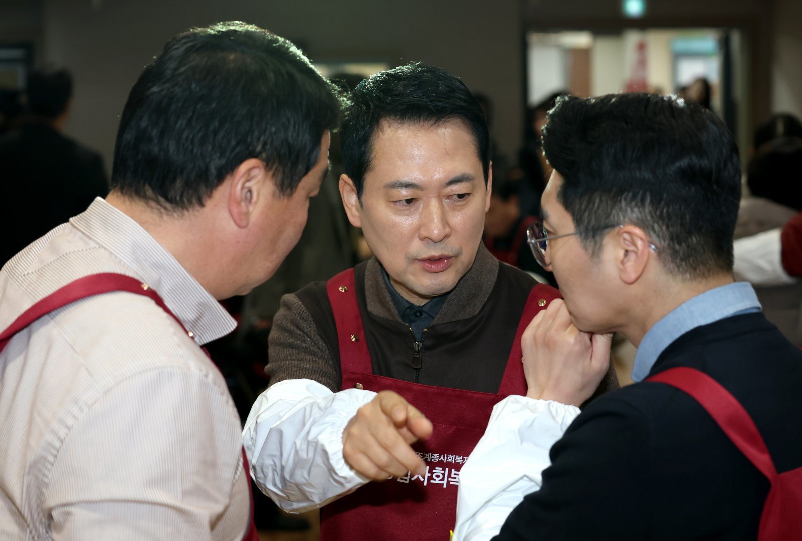 장동혁 국민의힘 대표(가운데)가 13일 오전 서울 중구 중림종합사회복지관에서 설맞이 배식 봉사활동에 앞서 정의용 사무총장(왼쪽) 박준태 의원과 이야기를 나누고 있다. 2026.2.13 뉴스1