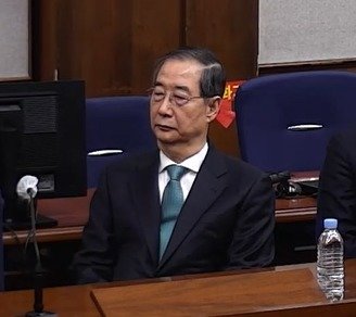 지난 1월 21일 서울중앙지방법원에서 열린 내란 우두머리 방조, 내란 중요임무 종사 혐의 사건 1심 선고공판에 출석한 한덕수 전 총리. (서울중앙지방법원 제공 영상 캡쳐. 재판매 및 DB 금지) 2026.1.21 뉴스1