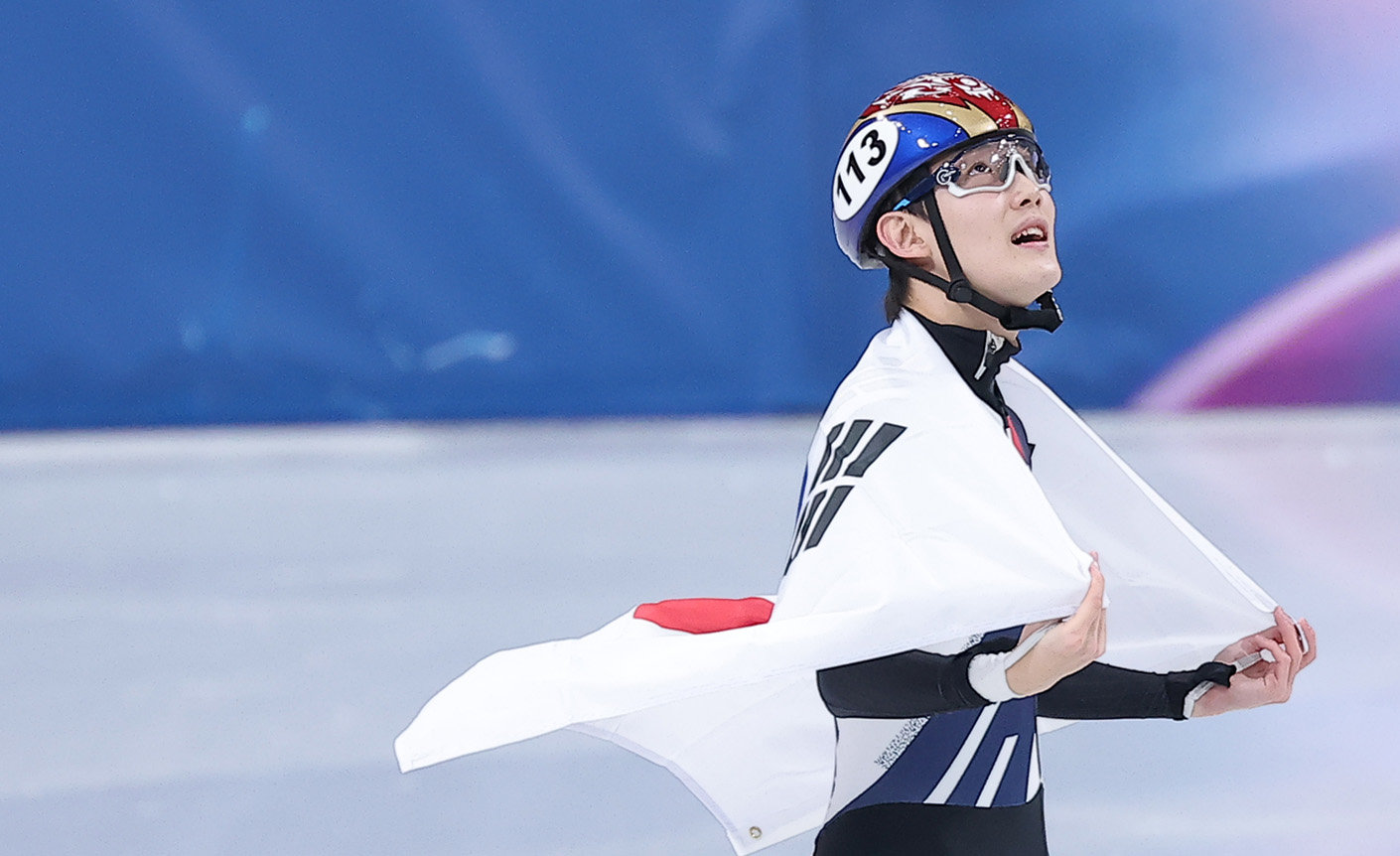 쇼트트랙 임종언이 12일(현지시간) 이탈리아 밀라노 아이스 스케이팅 아레나에서 열린 2026 밀라노·코르티나담페초 동계올림픽 쇼트트랙 남자 1000m 결승에서 동메달을 확보한 후 태극기를 두르고 기뻐하고 있다. 2026.2.13 . 뉴스1