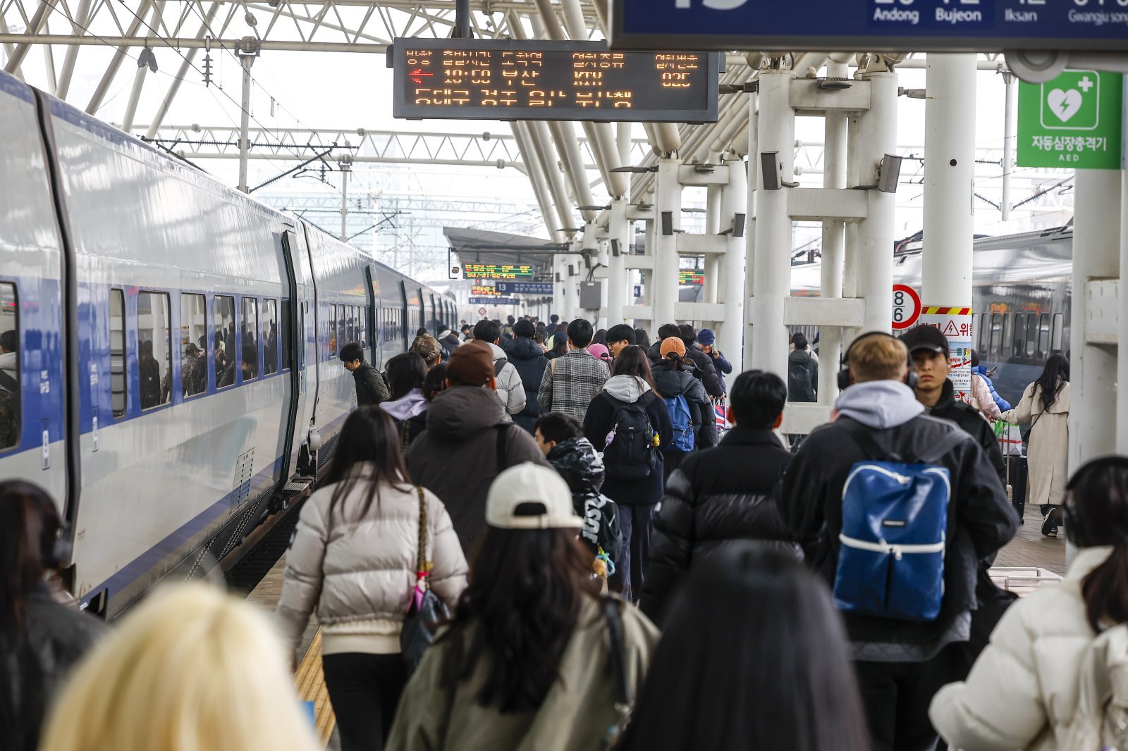 설 명절 연휴를 앞둔 13일 서울 용산구 서울역에서 귀성객들이 열차를 타기 위해 이동하고 있다. 2026.02.13 서울=뉴시스