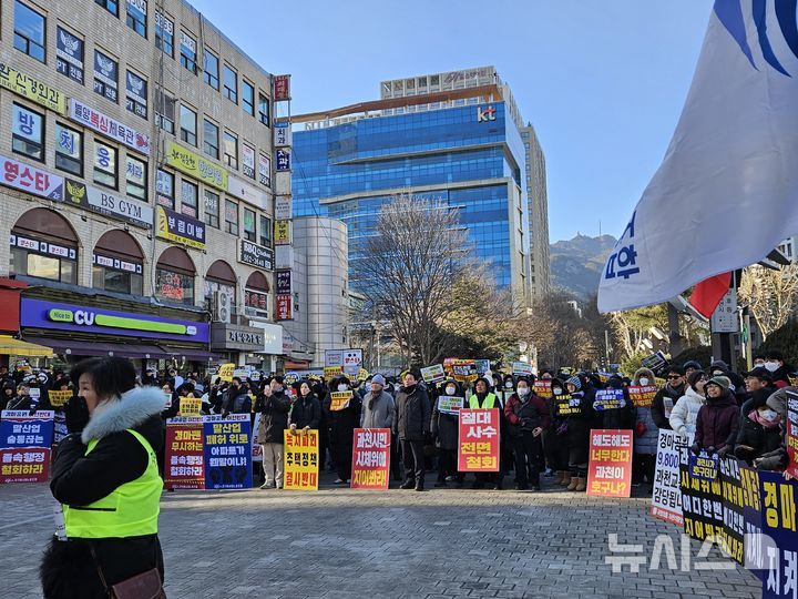 1000여 명의 과천시 주민들이 경기 과천시 중앙공원에 모여 경마장 이전 계획 철회를 요구하는 집회를 벌이고 있다. 과천=뉴시스.