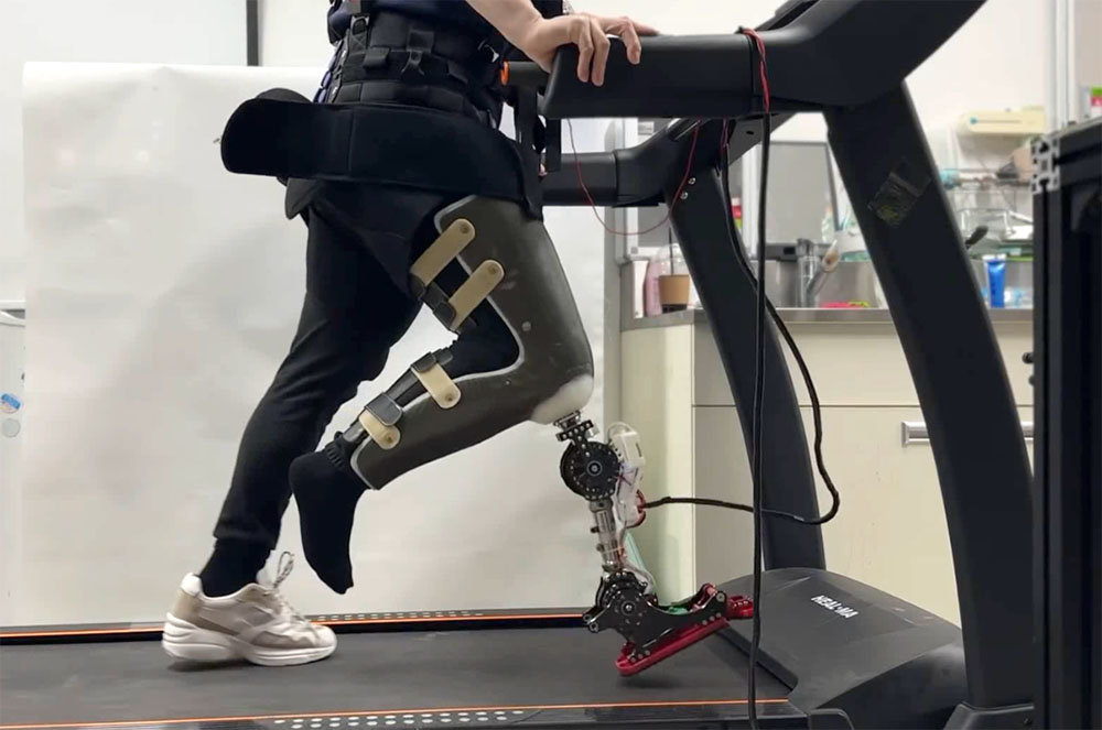 비보레그 2차 시제품의 보행 테스트 모습 / 출처=하모니게이트