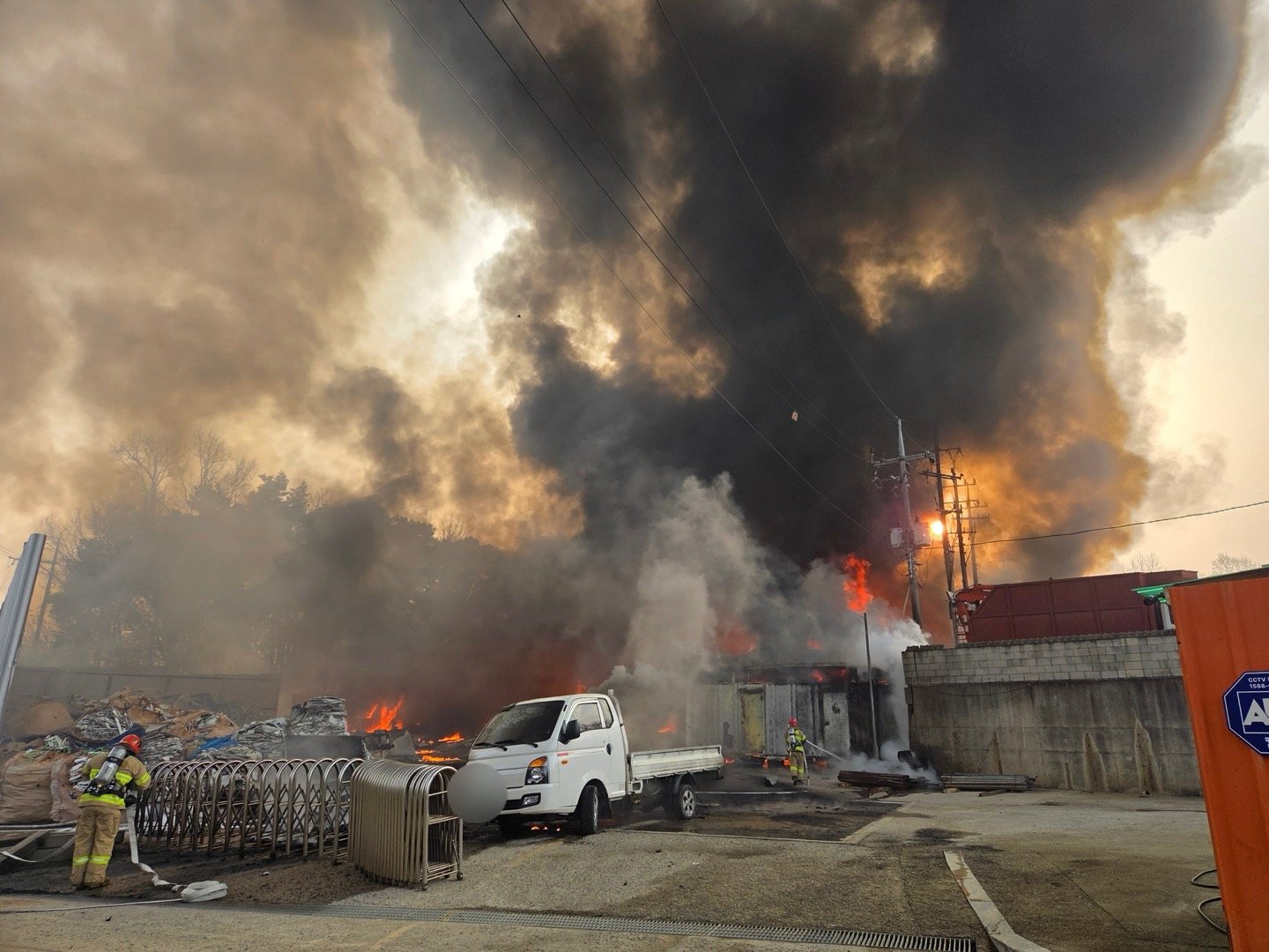 13일 충남 아산에 있는 철강제조 공장에서 화재가 발생해 작업자 1명이 숨지는 등 인명피해가 발생했다. 충남소방본부 제공