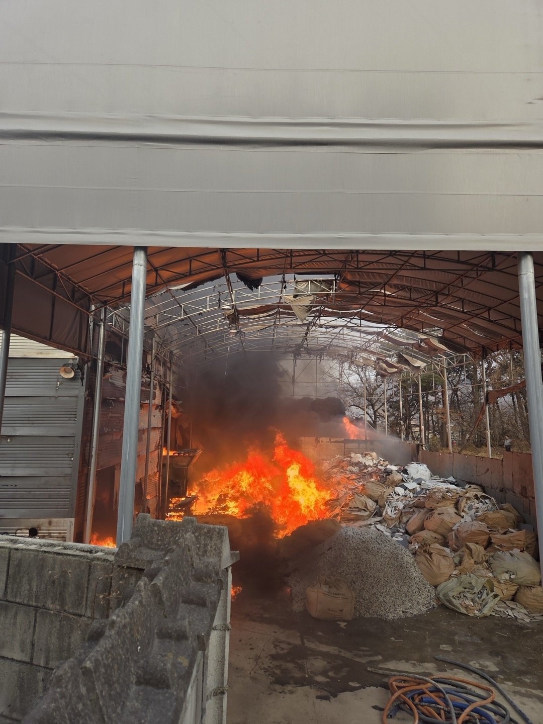 13일 충남 아산에 있는 철강제조 공장에서 화재가 발생해 작업자 1명이 숨지는 등 인명피해가 발생했다. 충남소방본부 제공