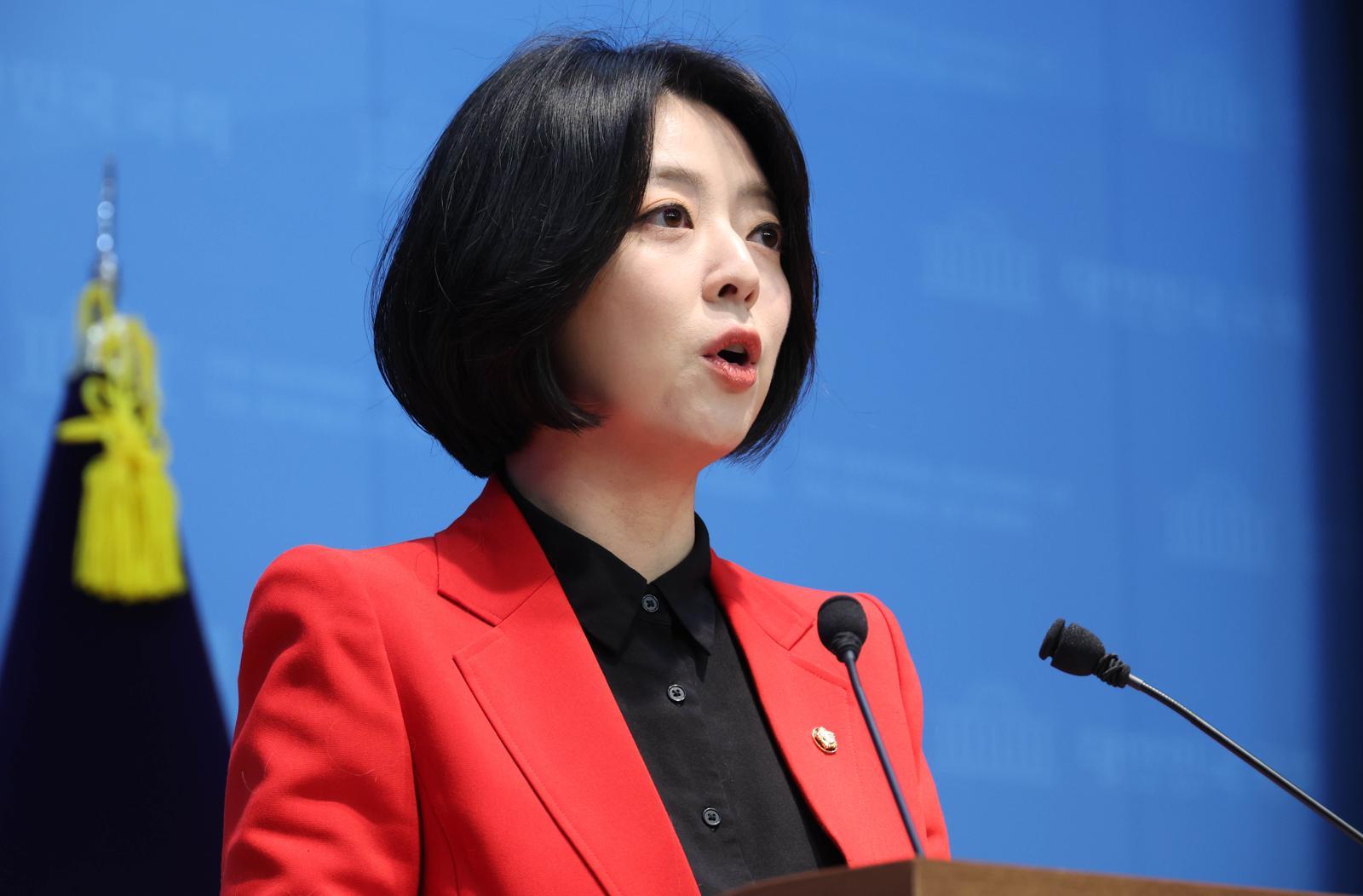 배현진 국민의힘 의원이 13일 오후 서울 여의도 국회 소통관에서 기자회견을 열고, 자신에 대한 국힘 윤리위의 ‘당원권 정지 1년’에 대해 입장 발표를 하고 있다. 2026.02.13. 뉴시스