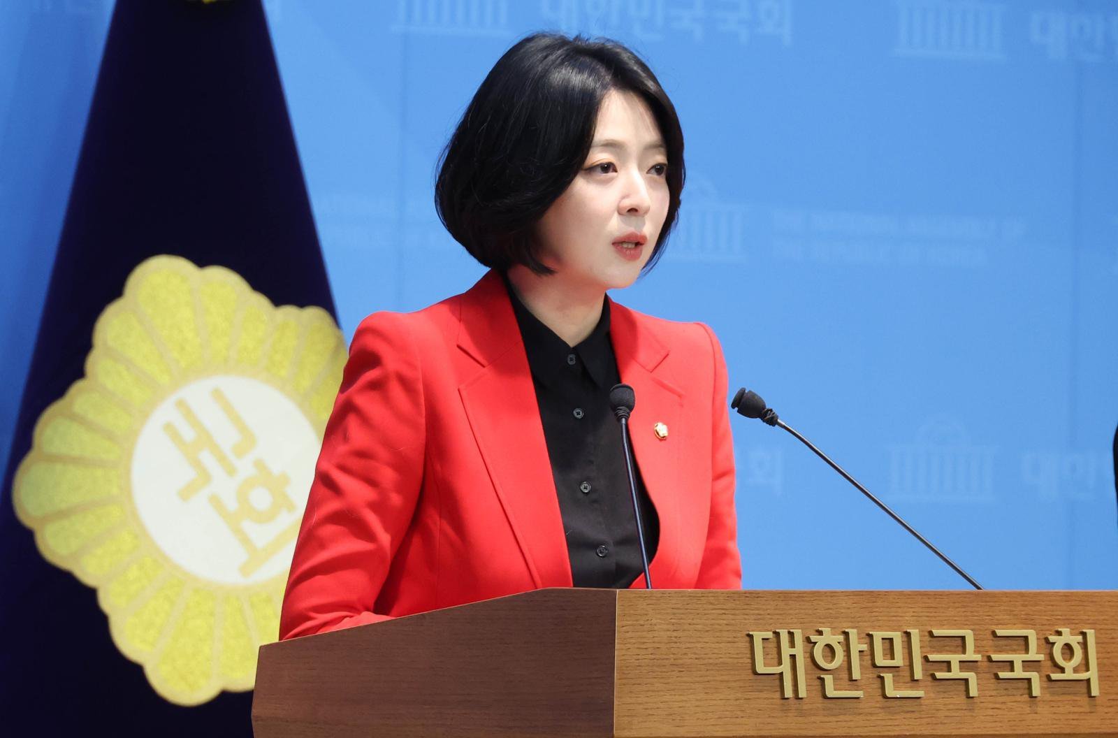 배현진 국민의힘 의원이 13일 오후 서울 여의도 국회 소통관에서 기자회견을 열고, 자신에 대한 국힘 윤리위의 ‘당원권 정지 1년’에 대해 입장 발표를 하고 있다. 2026.02.13. 뉴시스