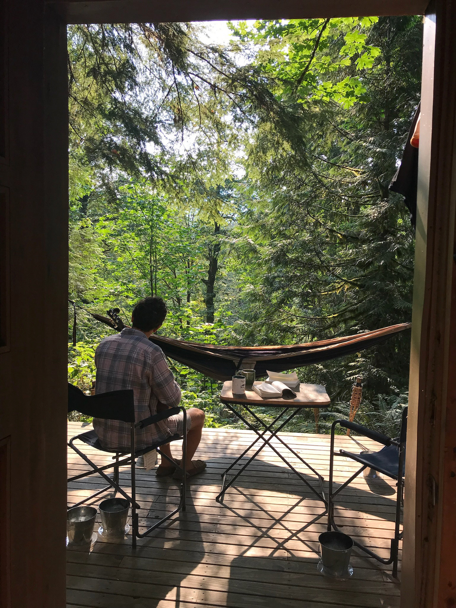 미국 워싱턴주 산골 마을의 오두막에서 한가로운 시간을 즐기는 저자. 웅진지식하우스 제공 ⓒ패트릭 허치슨