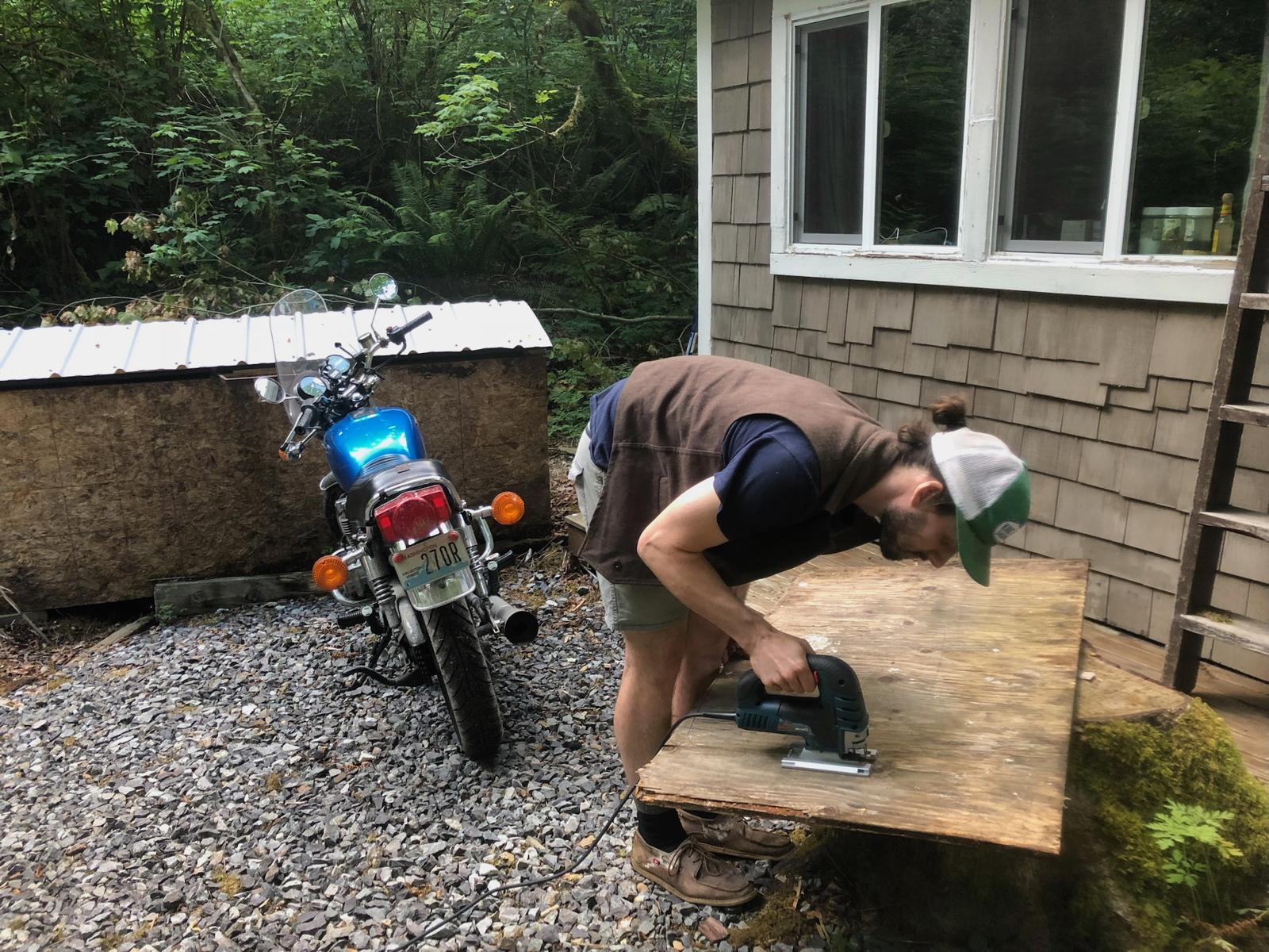 저자는 친구들과 함께 허름한 오두막을 고치는 과정에서 무언가를 직접 만들어가는 기쁨과 해방감을 동시에 경험한다. 웅진지식하우스 제공 ⓒ패트릭 허치슨