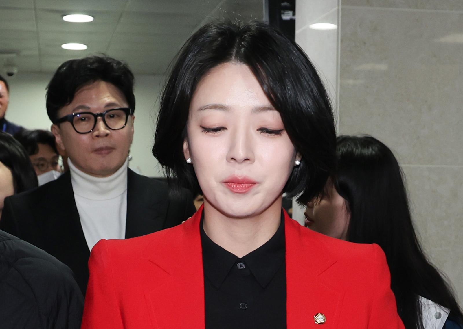 한동훈 전 국민의힘 대표와 배현진 의원이 13일 서울 여의도 국회 소통관에서 기자회견을 마친 후 회견장을 나서고 있다. 2026.2.13/뉴스1