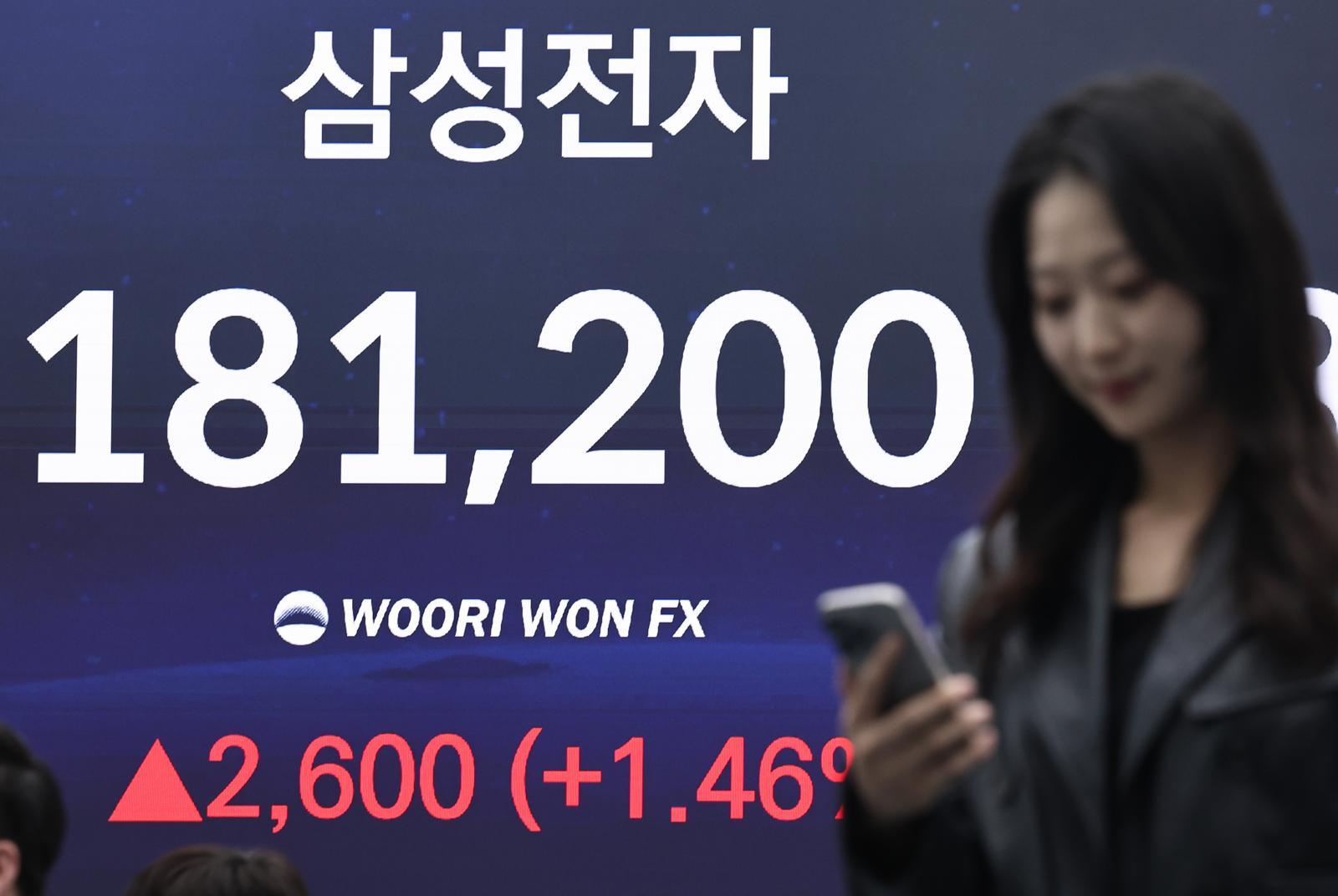 13일 오후 서울 중구 우리은행 본점 딜링룸 전광판에 삼성전자 종가가 18만1200원을 기록하고 있다. 2026.2.13 ⓒ 뉴스1